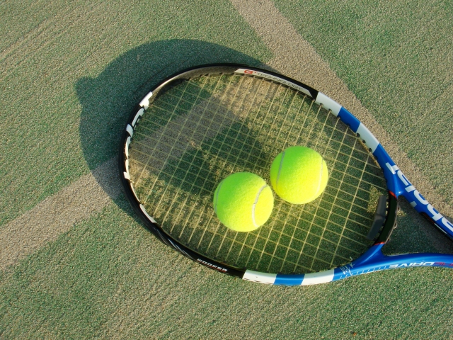 テニスのラケットとボールの写真
